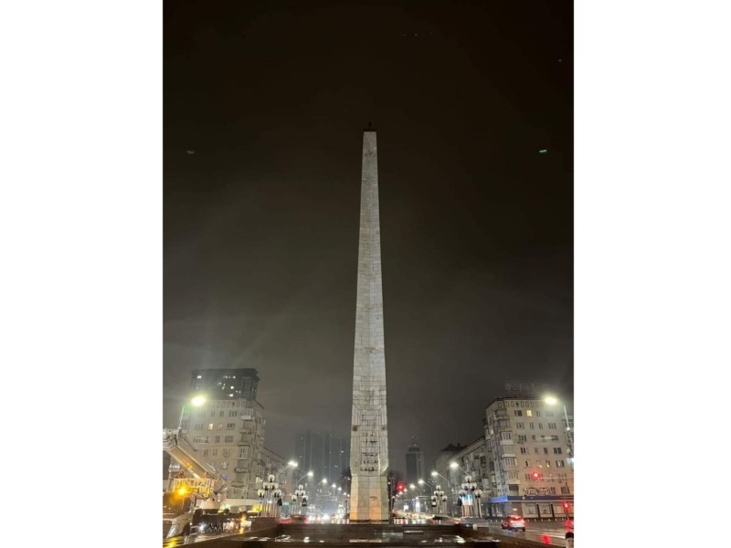 На Галицькій площі демонтували зірку з обеліска “Місто-герой Київ”