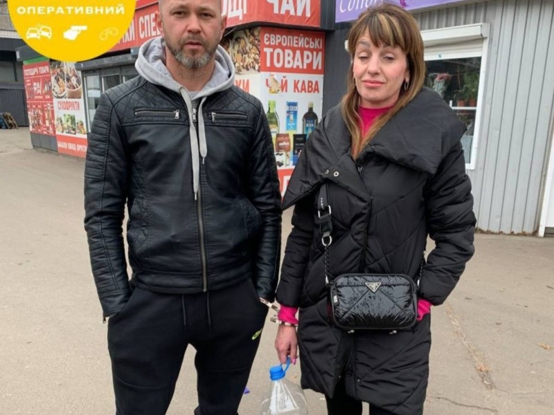 Заручниця мимоволі: у Києві чоловік прикував себе кайданками до жінки на вулиці