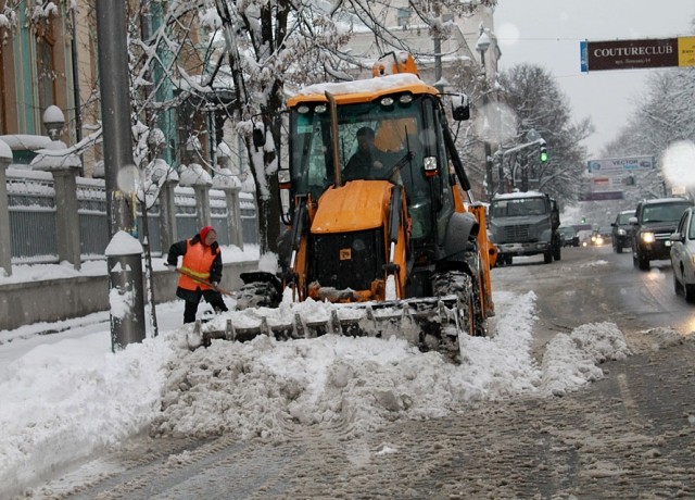 Київ від снігу очищають 294 одиниці спецтехніки та 53 бригади комунальників