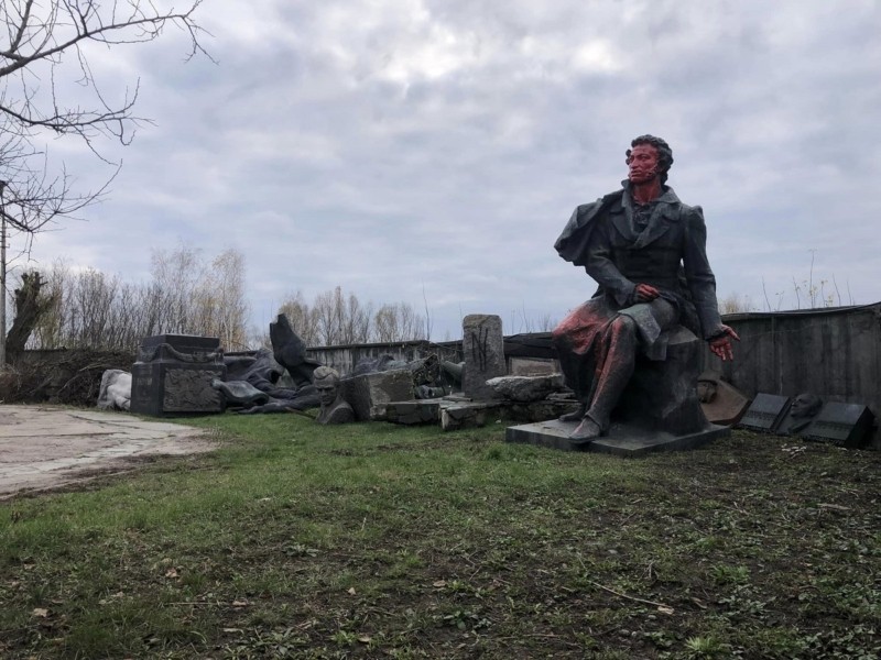 Де тепер стоїть пам’ятник Пушкіну – знесений з парку постамент віднайшли в іншому районі міста