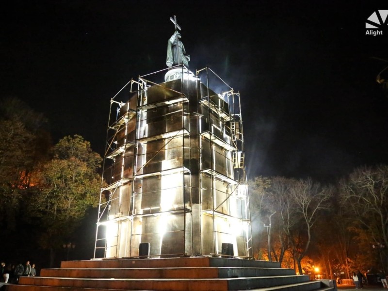 Вечори “Примарної поезії” в Києві: столичні пам’ятники стали учасниками атмосферного артпроєкту