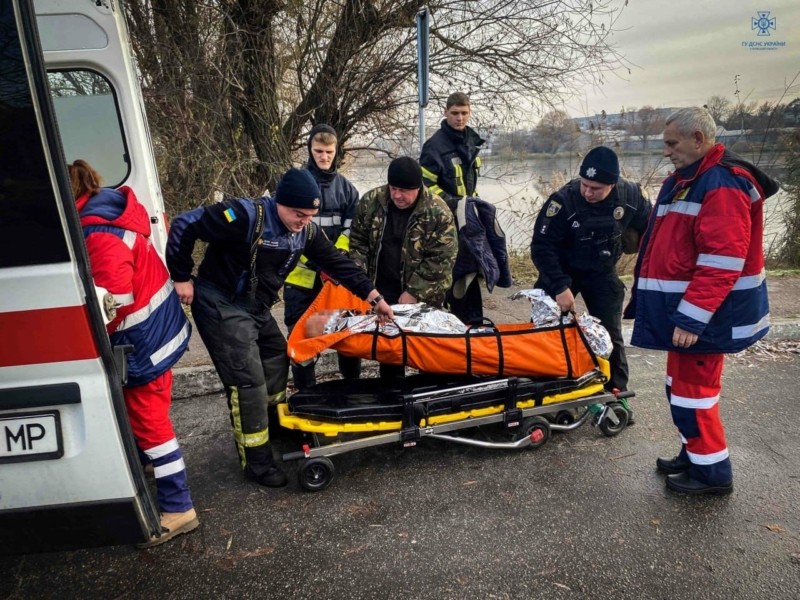 На Київщині врятували чоловіка, який опинився у водоймі