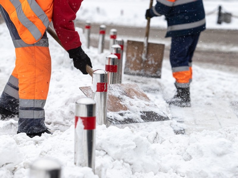 Засніжені сходи і слизькі тротуари: скільки порушень через несвоєчасне прибирання снігу виявили у Києві