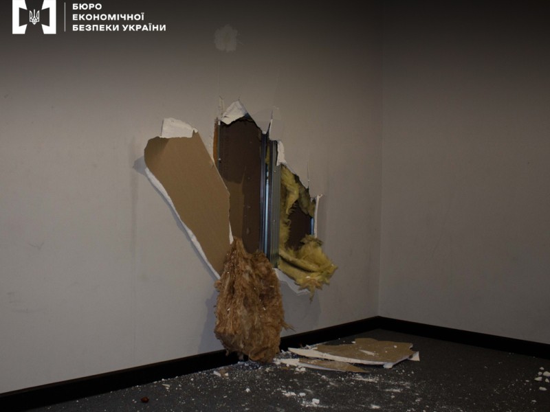 Втеча з Шоушенка: працівники підпільного казино проламали стіну, тікаючи від правоохоронців