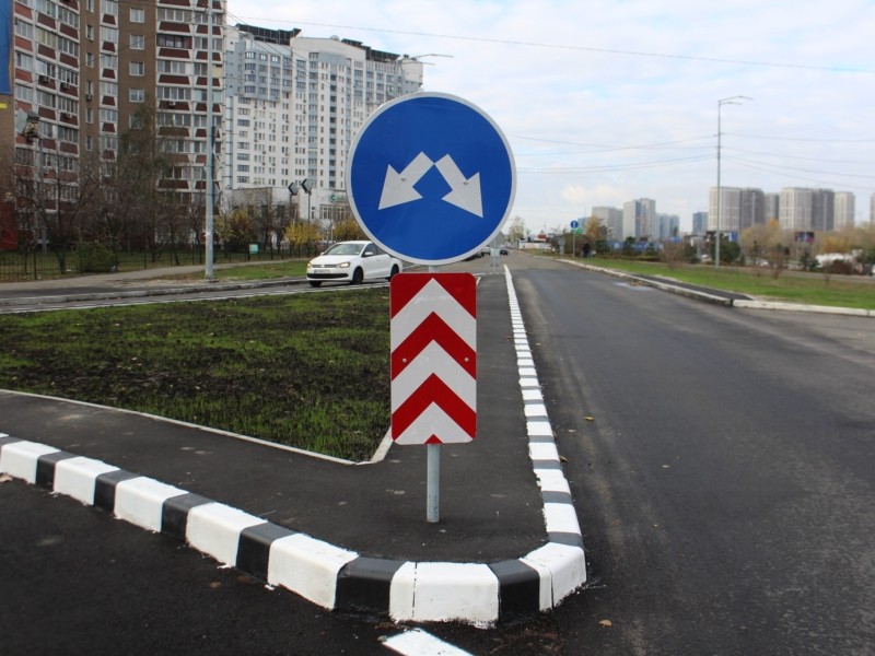 Увага, нова схема руху: у Дарницькому районі облаштували кільцеву розв’язку