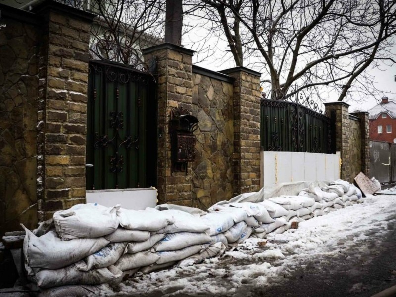 У передмісті Києва рятують від підтоплення будинки місцевих жителів