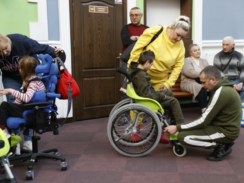 Маленьким киянам з інвалідністю подарували 30 активних колісних крісел