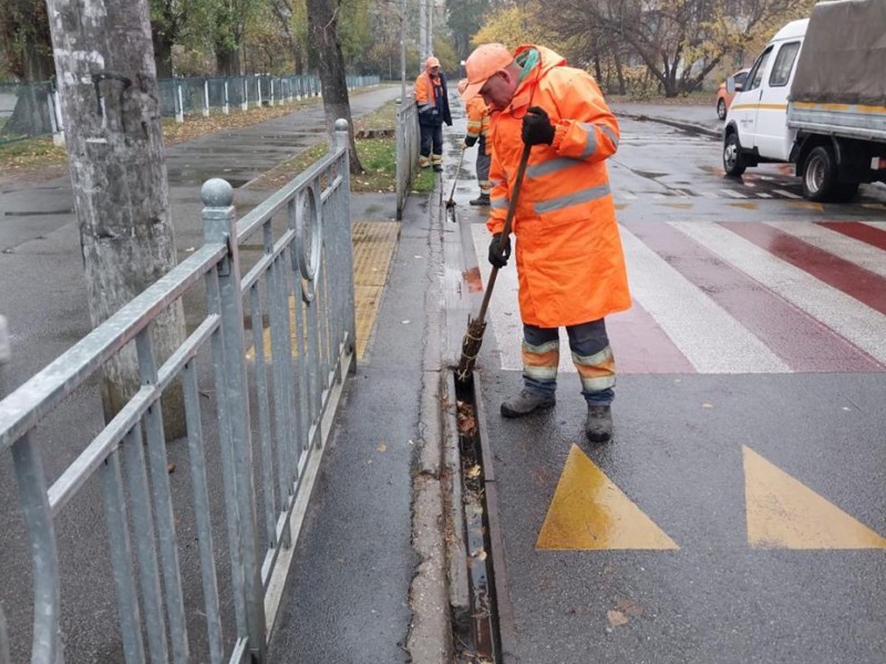 Готуються до негоди: у столиці бригади «Київавтодору» взялися очищувати зливоприймачі