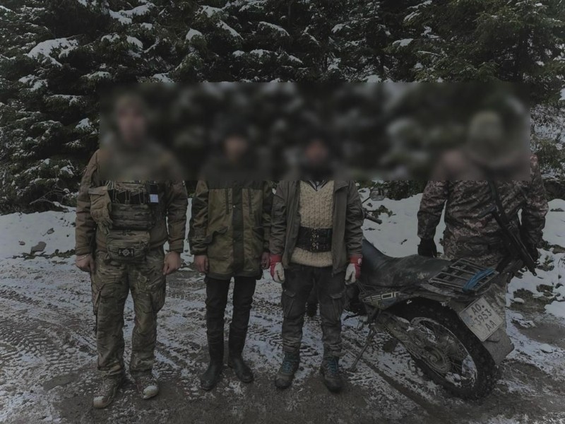Через засніжені гори пішки: прикордонники затримали ухилянта з Києва