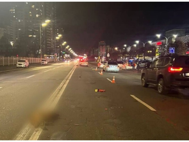У столиці водій збив патрульного та втік з місця аварії