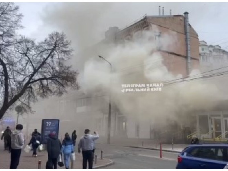 Контрактова площа охоплена димом, горить одноповерхова будівля