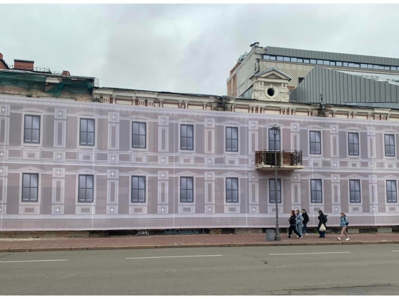 У Києві замість реставрації пам’ятку архітектури завісили найдорожчим в Україні банером