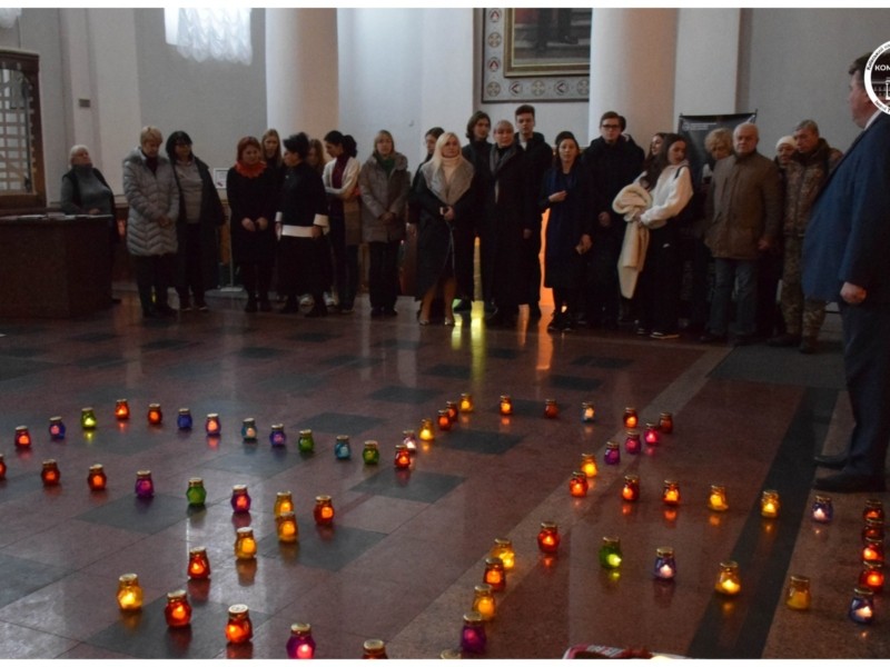 Непокаране зло повертатиметься знову: акція «Свічка пам’яті» пройшла в університеті Шевченка