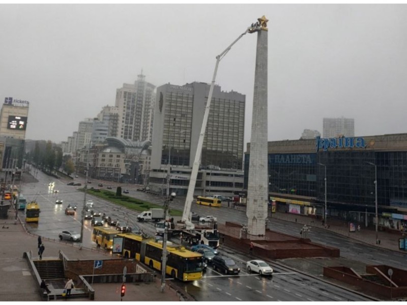 На площі Перемоги демонтують радянську зірку на обеліску “Місто-герой Київ”