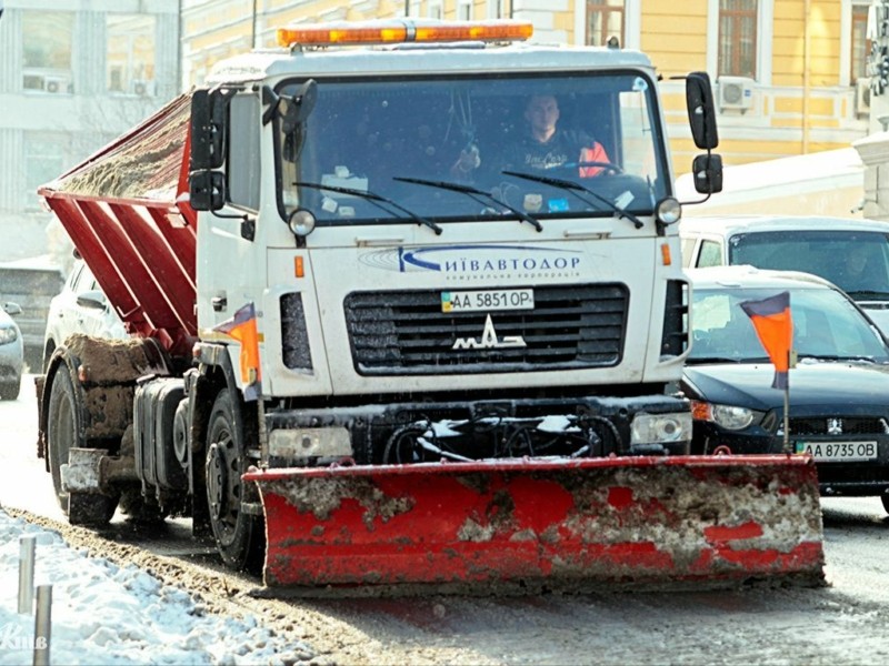 Пів тисячі одиниць снігоприбиральної техніки готові вийти на дороги столиці