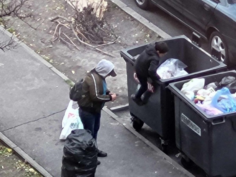 Соціальні служби шукають жінку на Троєщині, яка експлуатує неповнолітню дитину та кидає до смітника шукати пляшки