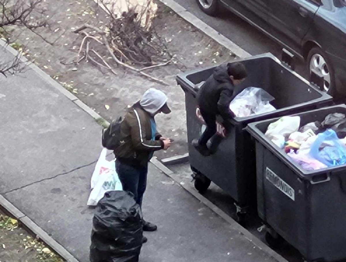 Boy Throws Garbage onto a Trash can save the Planet. Мальчик мальчик мусорок
