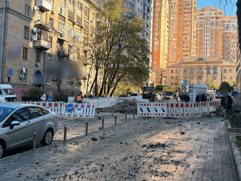 Комунальну аварію на Діловій локалізували: коли киянам повернуть теплопостачання