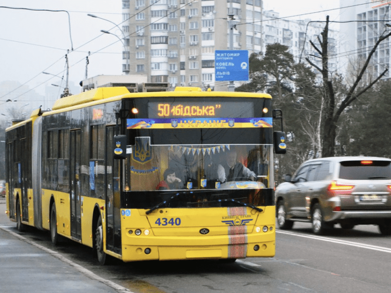 Через ДТП у Києві затримується рух тролейбусів