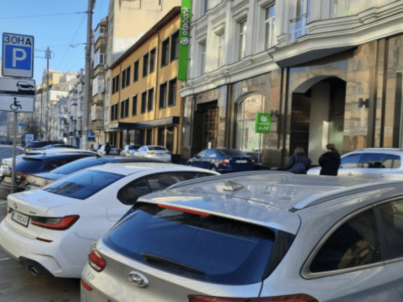 Кияни вимагають прибрати автівки з тротуарів у центрі міста