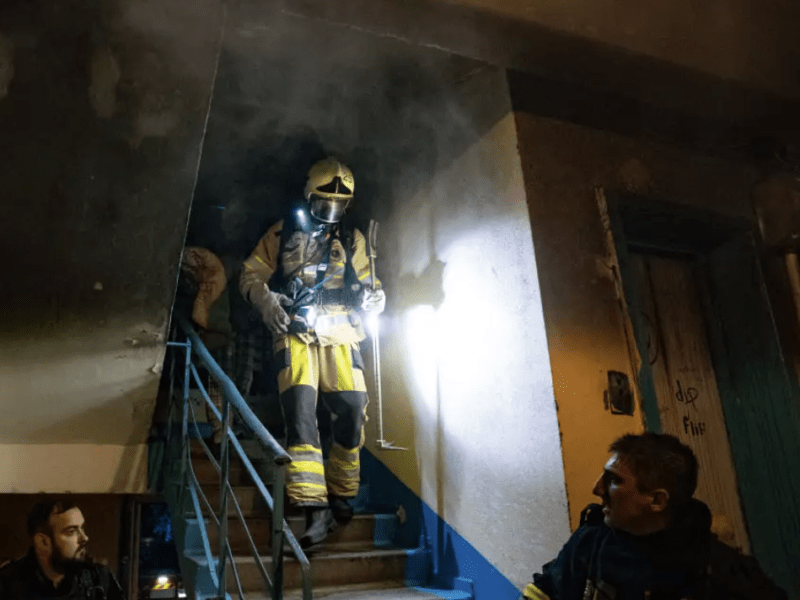 Горіла багатоповерхівка: внаслідок пожежі на Оболоні загинув чоловік