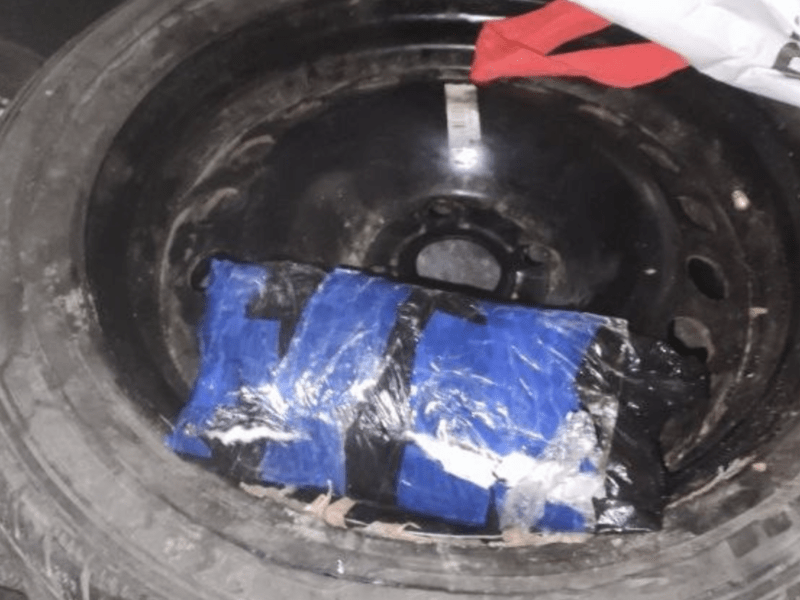 Сховала більше 10 кг наркотиків у автомобільній шині: у Києві викрили наркокур’єрку
