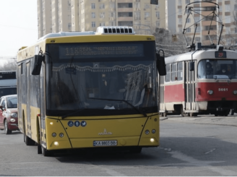 Низка столичних автобусів цими вихідними змінять маршрути