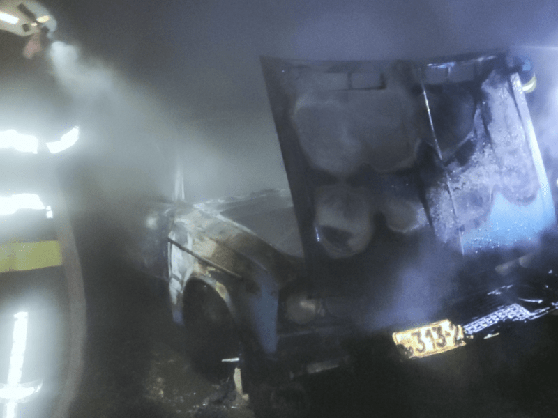 Через палаючу автівку у Броварському районі ледь не загорівся будинок