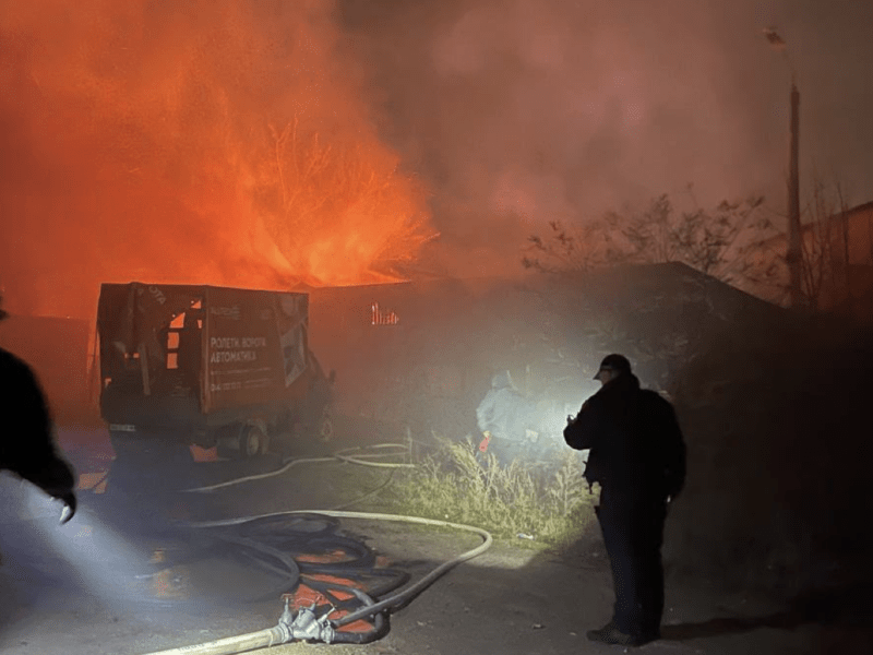 Пожежа на складі будматеріалів у Києві: постраждали двоє співробітників