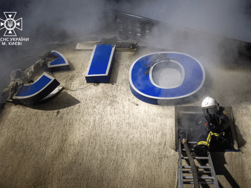 Масштабна пожежа на СТО у Бортничах: є постраждалий