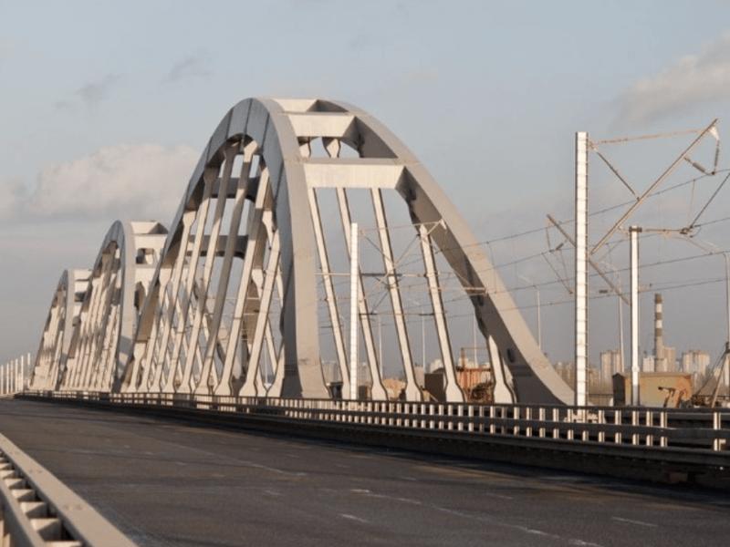 Кияни просять не перекривати Дарницький міст під час повітряної тривоги
