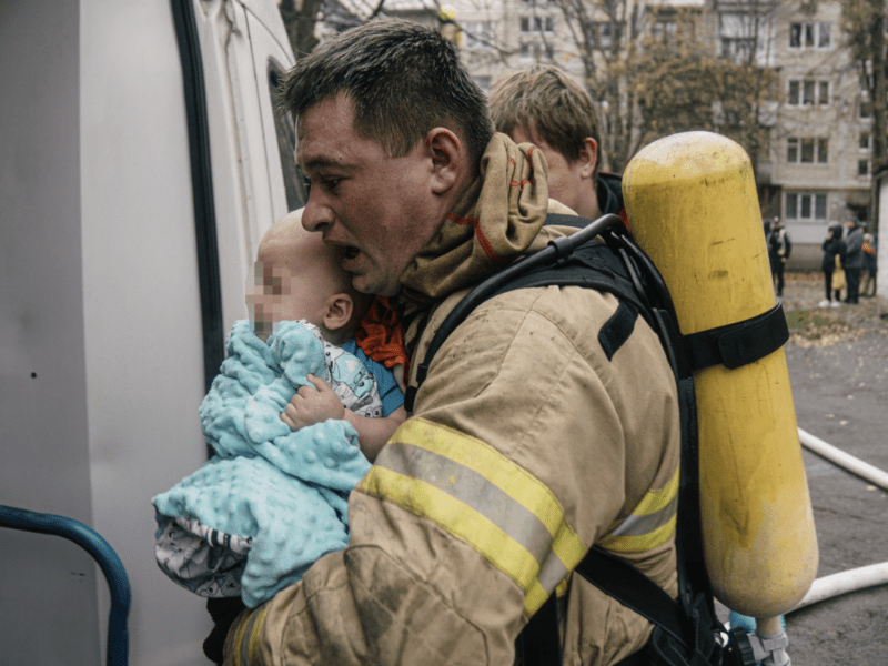 Світлина тижня: як столичні вогнеборці рятують маленьке життя