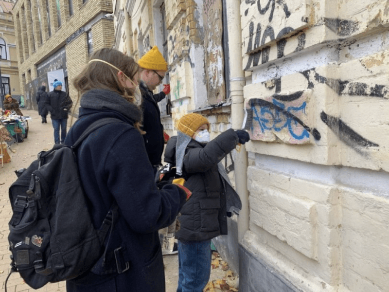 Активісти вирішили змити графіті з памʼятки на Андріївському узвозі