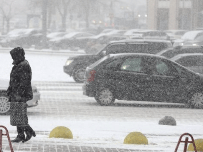 У Києві очікується сніг: водіїв закликають подбати про безпеку на дорозі