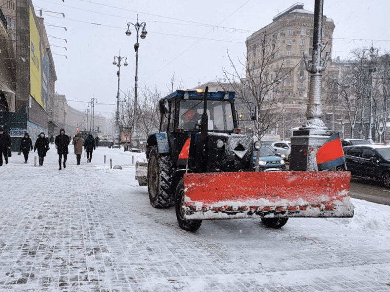 Столичних водіїв закликали не паркуватися обабіч доріг: у місті працює спецтехніка