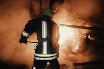 Масштабна пожежа у Гідропарку: біля озера зайнялися дерев’яні будинки