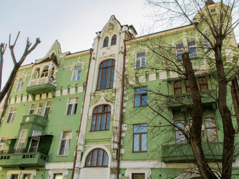 Архітектурна перлина: у Києві є незвичайний будинок з котами