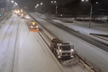 Більше 300 машин «Київавтодору» виїхали на вулиці міста, щоб чистити сніг
