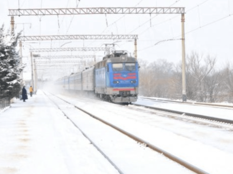 Укрзалізниця додала вагони у поїзди, які курсують у найбільш засніжені регіони