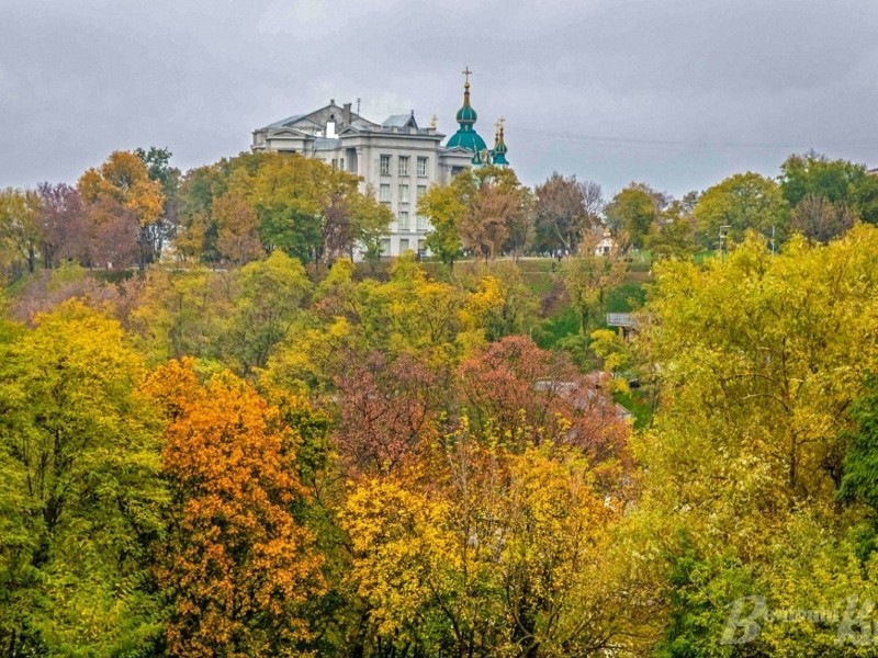 Варто встигнути до морозів: 5 коліс огляду в Києві, аби зафіксувати золоту осінь з висоти польоту пташок