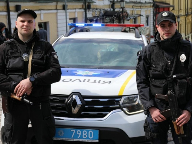 Поліція Києва перевіряє фонд, який збирає гроші біля метро нібито для військових