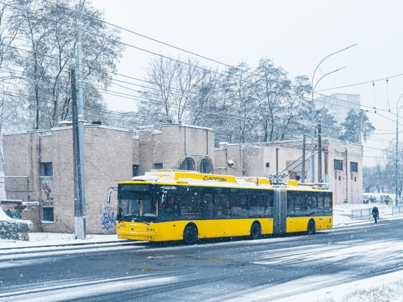 У вихідні змінять маршрути низка автобусів і тролейбусів