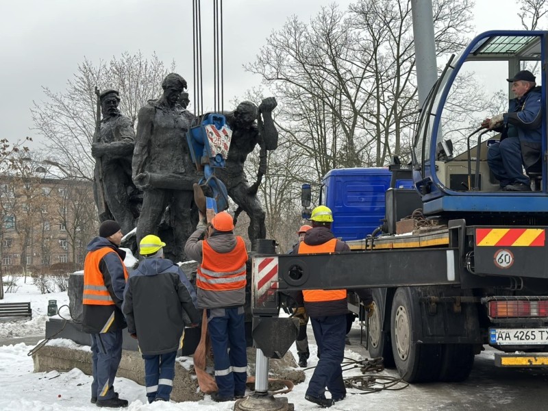 У Дарницькому районі демонтували пам’ятник екіпажу бронепоїзда “Таращанець”