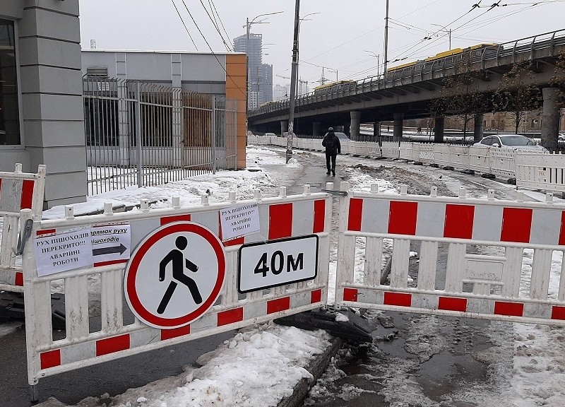 В місцях просідання ґрунту біля станції метро “Деміївська” почались геологічні дослідження – коли буде результат