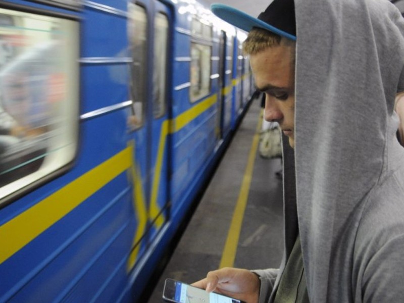 У підземці Києва відновив роботу мобільний інтернет від “Київстар”
