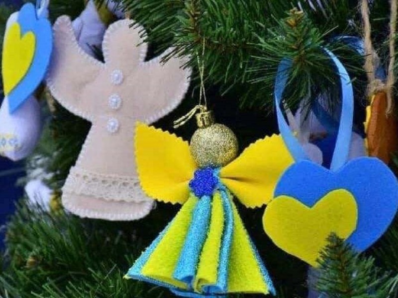 Якщо ялиночка, то тільки така – декоруємо різдвяне дерево в синьо-жовтих кольорах