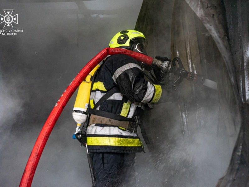 У Києві рятувальники запобігли вибуху під час пожежі на будівництві
