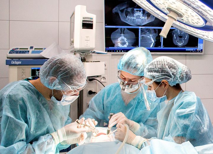 Фахівці НМУ провели унікальну операцію зі встановлення дентальних імплантатів