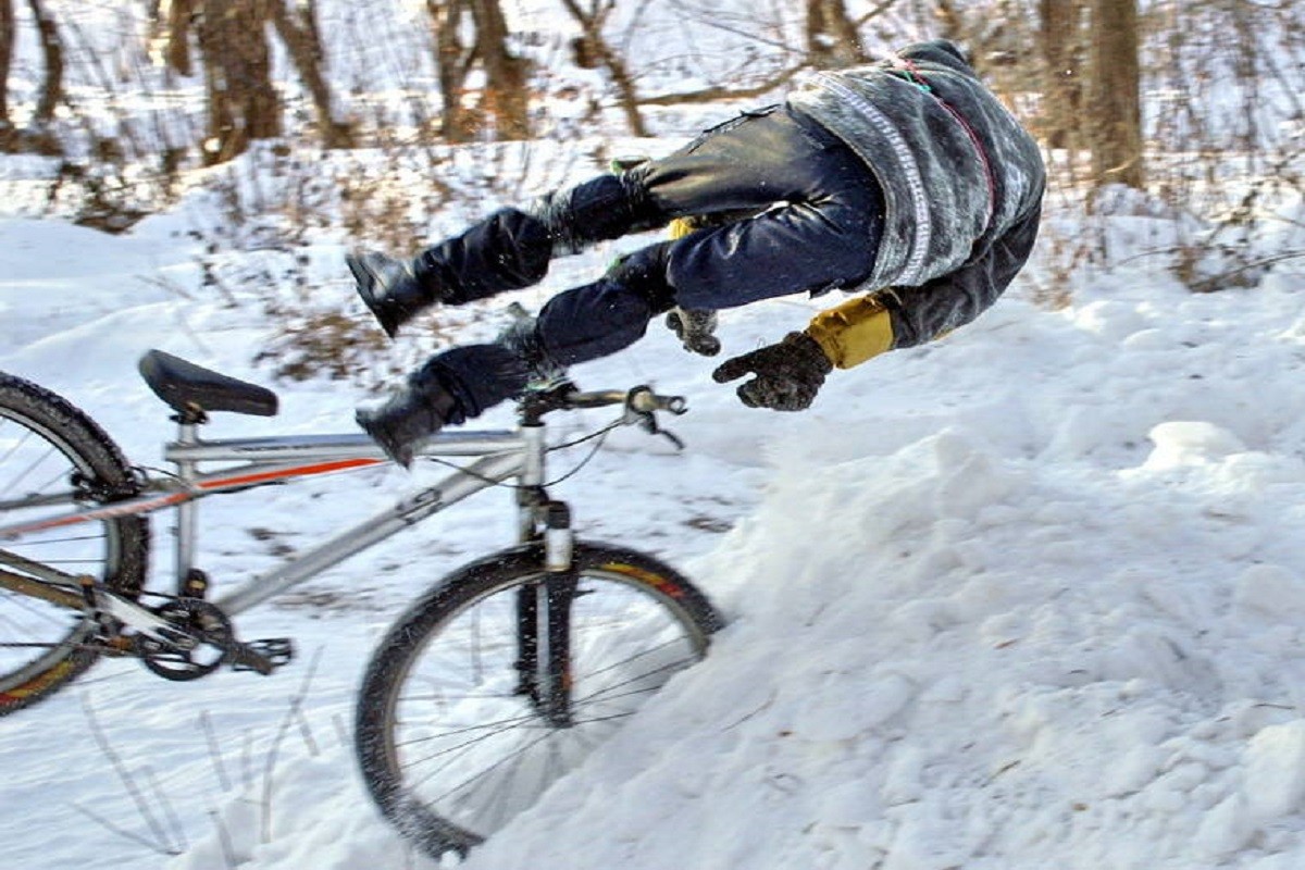 Можно ли гонять. Зимний велосипед. Велосипед зимой. На велосипеде по снегу. Велосипед для зимы.