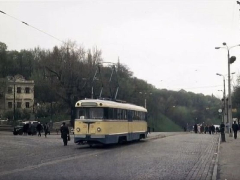 Виготовлені вдома: у 1970-их центром Києва курсували трамваї, пофарбовані у жовтий і синій (ФОТО)
